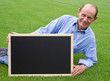 Rentner mit Kreide Tafel - Senior with Blackboard