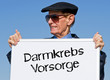 Darmkrebs Vorsorge - Mann mit Tafel