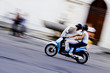 Scooter in movimento con due ragazzi