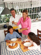 Foto: Familia en la cocina desayunando. Familia en la cocina desayunando.