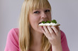 Photo: Junge Frau ernährt sich gesund Junge Frau ernährt sich gesund