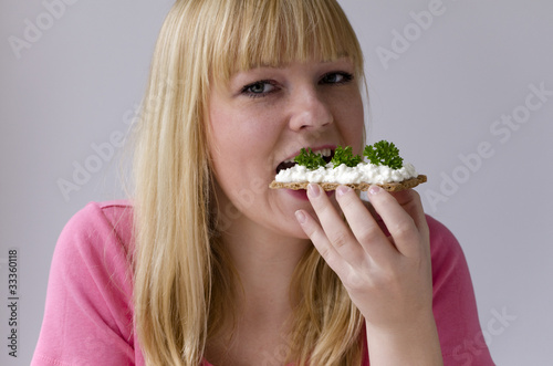 Photo: Junge Frau ernährt sich gesund Junge Frau ernährt sich gesund