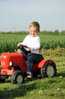 Kleiner Junge mit Traktor Kleiner Junge mit Traktor