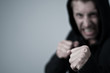 Foto: aggressive young man in boxing position aggressive young man in boxing position