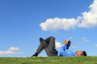 Foto: businessman with digital tablet relaxing at the park businessman with digital tablet relaxing at the park