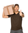 Postbote mit einem Paket macht Daumen hoch