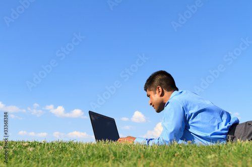 Foto: businessman with laptop at the park businessman with laptop at the park