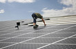 Großflächige Solaranlage im Aufbau