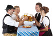 Foto: Bayrische Männer und Frauen stossen mit Oktoberfest Maß Bier an Bayrische Männer und Frauen stossen mit Oktoberfest Maß Bier an