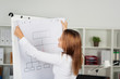 frau im büro am flipchart