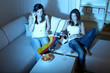 Mädchen schauen Fußball