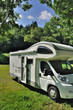 Camper in sosta su prato di montagna