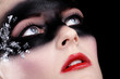 Photo: Beauty Bandit mit Maske blickt hoch, quer Beauty Bandit mit Maske blickt hoch, quer