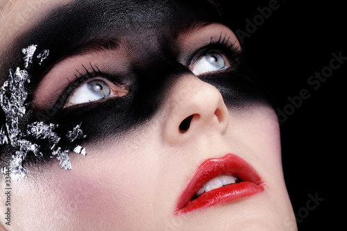 Photo: Beauty Bandit mit Maske blickt hoch, quer Beauty Bandit mit Maske blickt hoch, quer