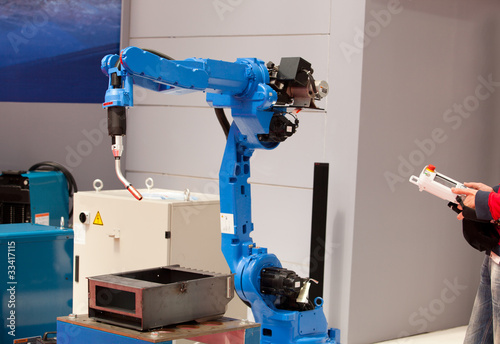 Foto: industrial robot arm industrial robot arm