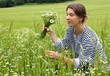 Jeune femme cueillant un bouquet de feurs