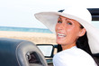 frau am strand im auto