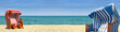 Zwei Strandkörbe am Meer