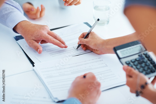 Foto: Business people calculating finance Business people calculating finance