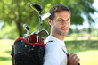 Images : Golfer carrying clubs