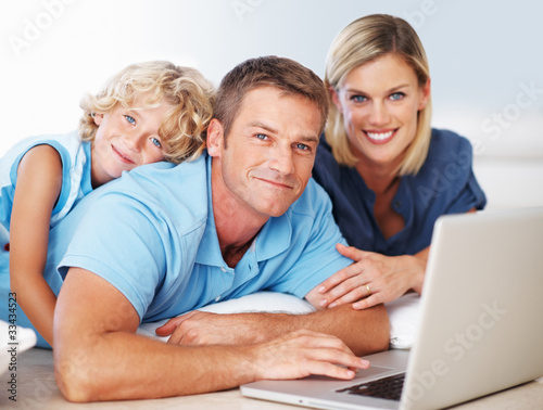 Foto: Family using laptop Family using laptop