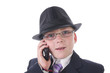 Junger Manager mit Koffer telefoniert