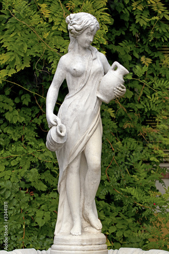 Photo: Escultura femenina en Baden, Austria. Escultura femenina en Baden, Austria.