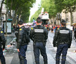 4 gendarmes face aux manifestants
