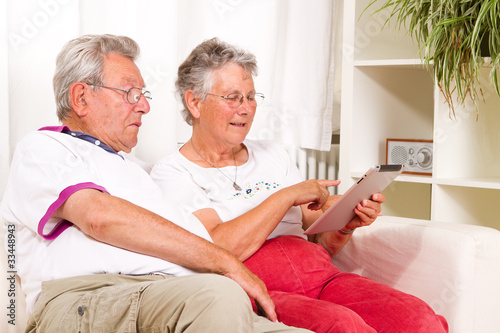 Foto: älteres Ehepaar mit Tablet-PC älteres Ehepaar mit Tablet-PC