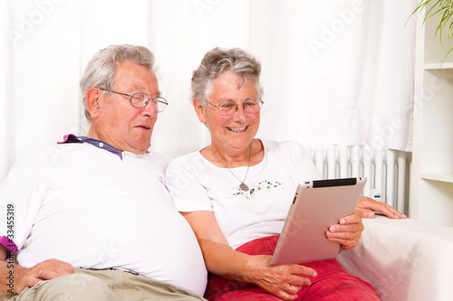 Photo: glückliches älteres Ehepaar mit Tablet-PC glückliches älteres Ehepaar mit Tablet-PC