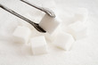 Würfelzucker mit Zuckerzange