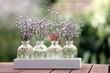Blumen in Schmuckgläsern Schleierkraut