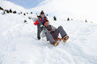 Tatăl Cuplu Şi Sledding Fiul
