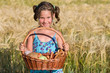 Mädchen mit Picknickkorb Mädchen mit Picknickkorb