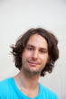 junger mann mit hellblauem t-shirt