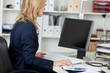 Foto: frau arbeitet am pc frau arbeitet am pc