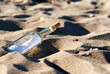 Flaschenpost im Sand