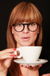 elegante junge Frau mit Tasse