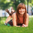 junge Frau im Park