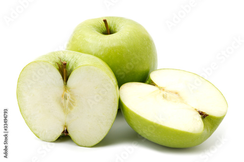 Foto: Green apple fruits and two halves of apple Green apple fruits and two halves of apple
