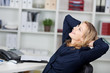 zufriedene blonde frau im büro