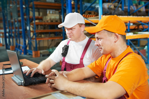 Foto: manual workers in warehouse manual workers in warehouse