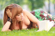 junge Frau im Park