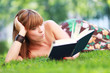 junge Frau im Park