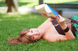 junge Frau im Park