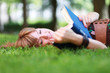 junge Frau im Park