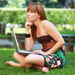 junge Frau im Park