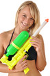 Junge Frau mit Wasserpistole
