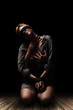 Photo en ligne au meilleur prix Bound woman in the arms of men