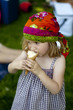 Jeune fille mangeant une glace